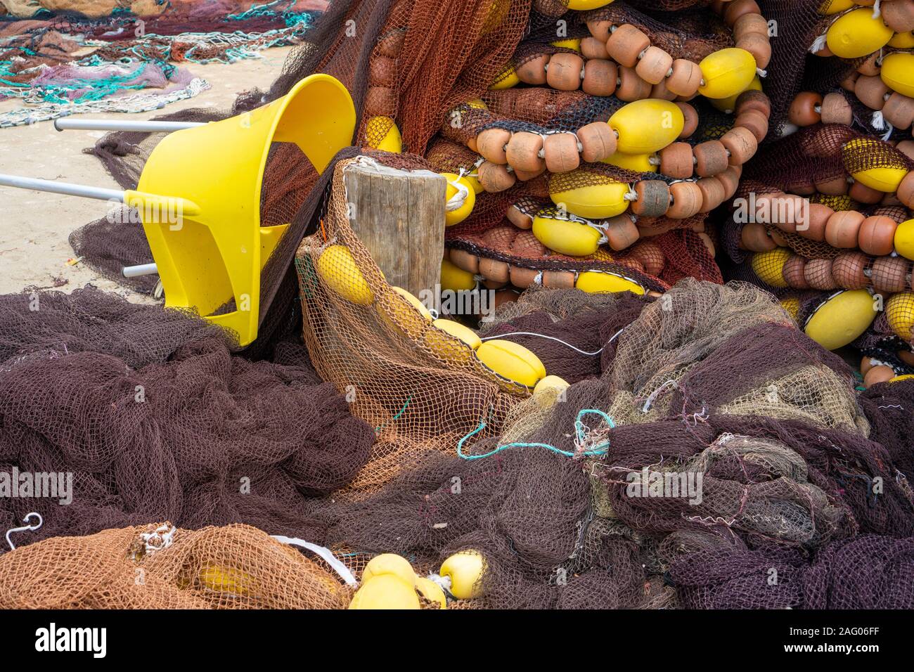 Olhos de Agua, Portugal. Fischernetze am Pier von Olhos de Agua, einem kleinen Fischerort an der Algarve in Portugal, Stockfoto