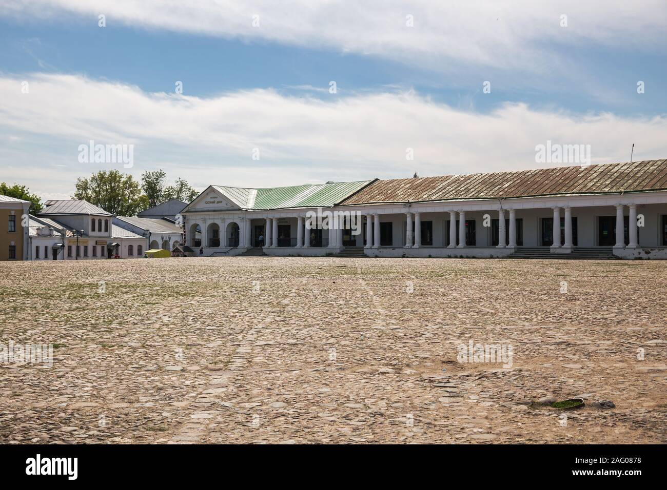 Wladimir, Russland - 15. MAI 2018: stellen Pflasterdecken Marktplatz und historischen Einkaufspassage Gostiny Dvor. Antike Stadt Susdal, Goldener Ring Russlands Stockfoto