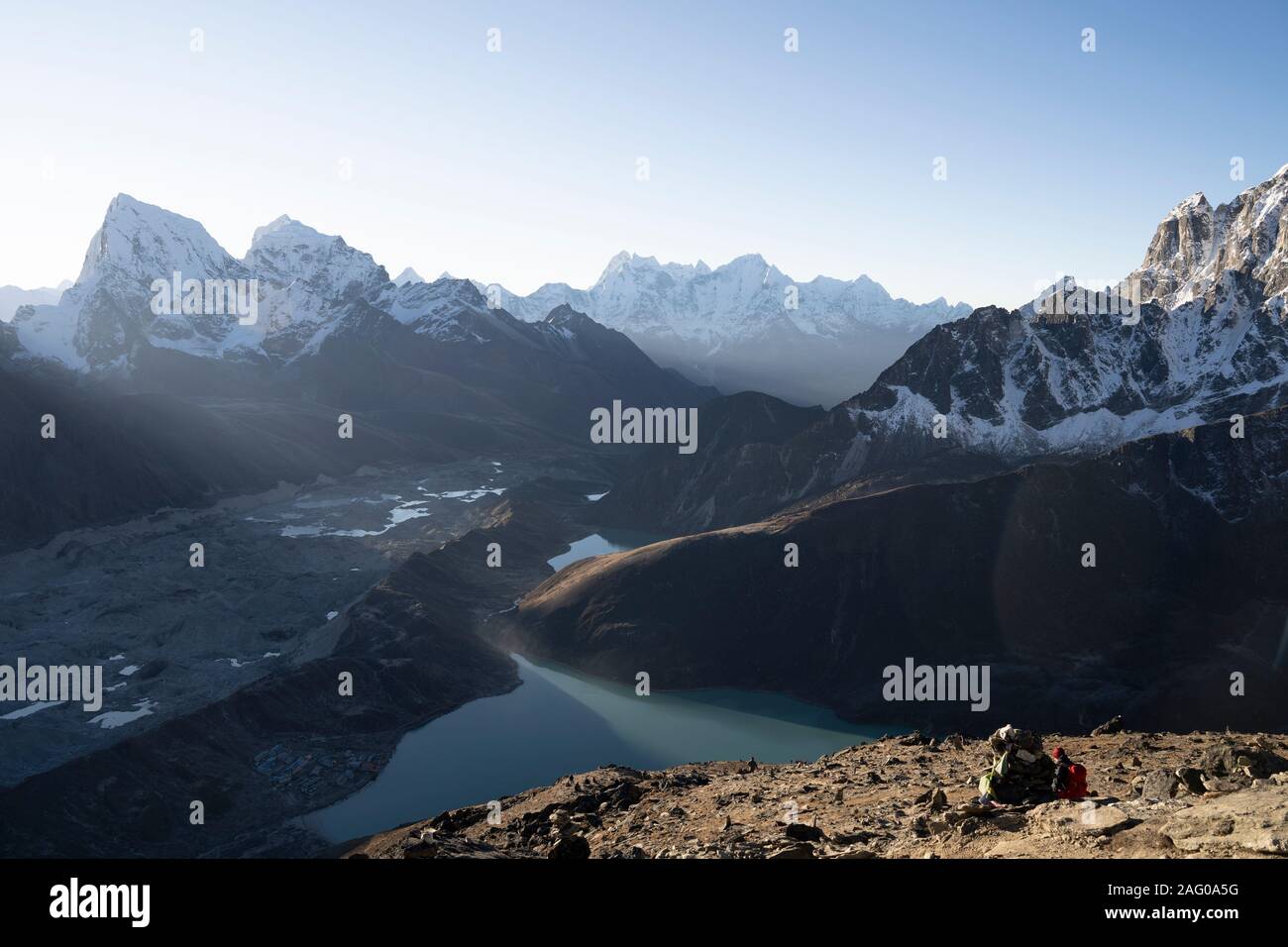 Höhenreisen / Landschaftsfotografie während einer Trekking- und Bergkletterexpedition durch den Himalaya in Nepal. Stockfoto