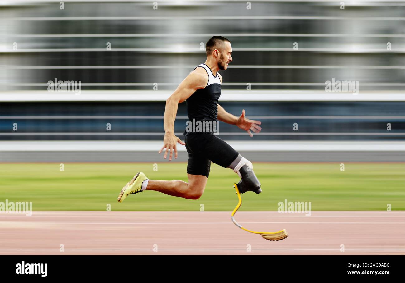 Behinderte Athleten amputierten Bein läuft mit prothetischen auf dem Hintergrund von Bewegungsunschärfe Stockfoto