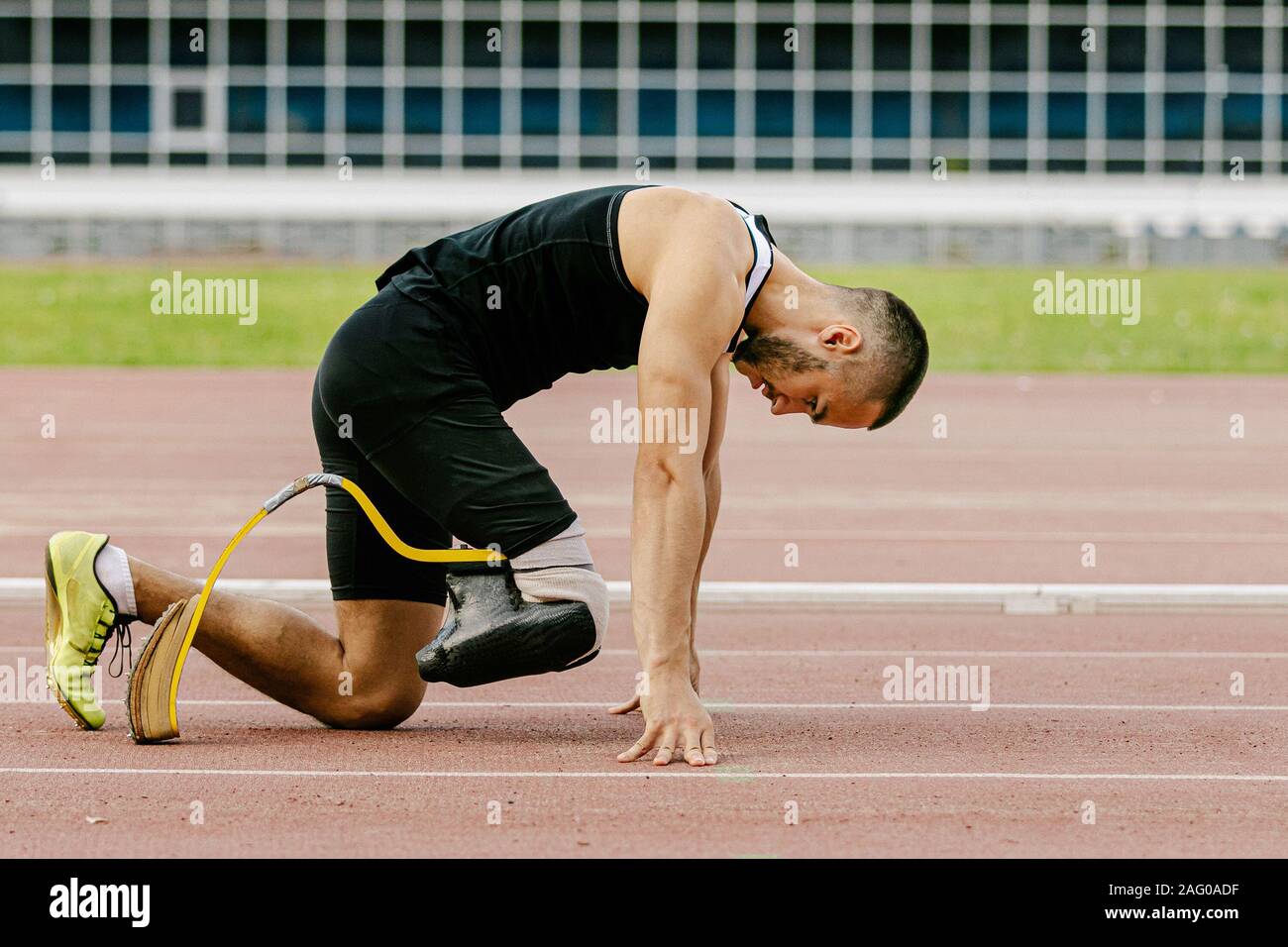 Athlet Runner mit prothetischen Beine Sprint in Spur Stadion Stockfoto