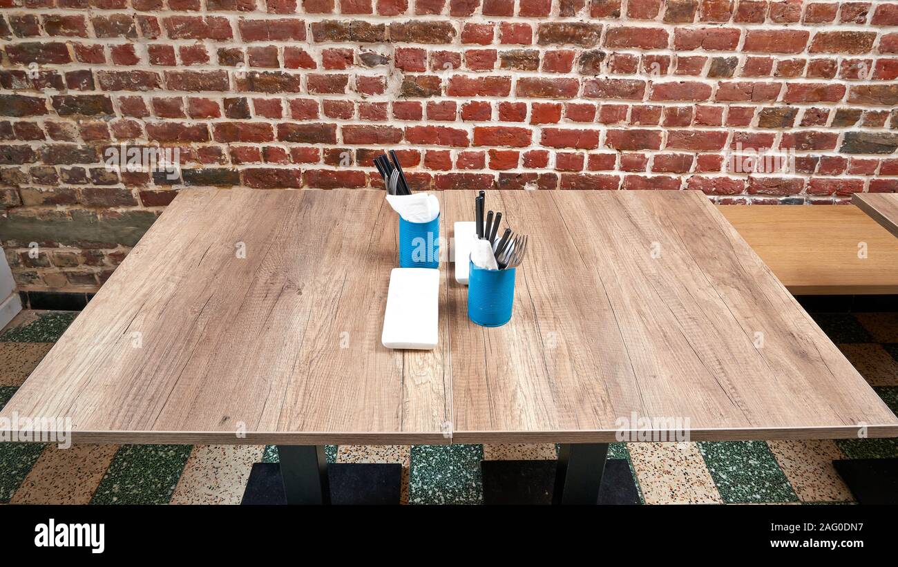 Schönen rustikalen Holztisch mit asiatischen Einstellung gegen Red brick wall Stockfoto
