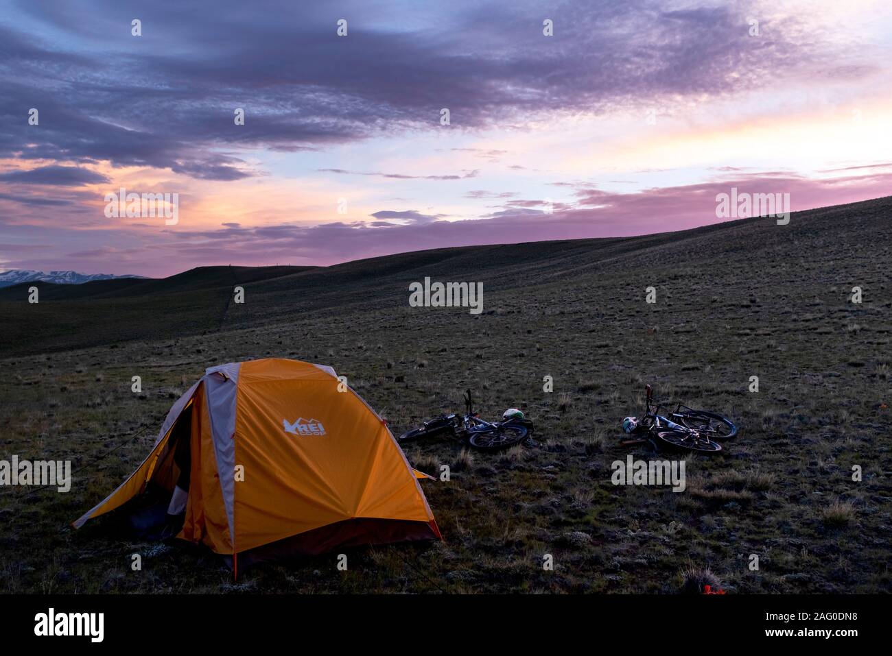 CO 00128-00... COLORADO - Sonnenaufgang auf einem Campingplatz an der County Road 15, Park County Abschnitt der Great Divide Mountain Bike Route. Stockfoto