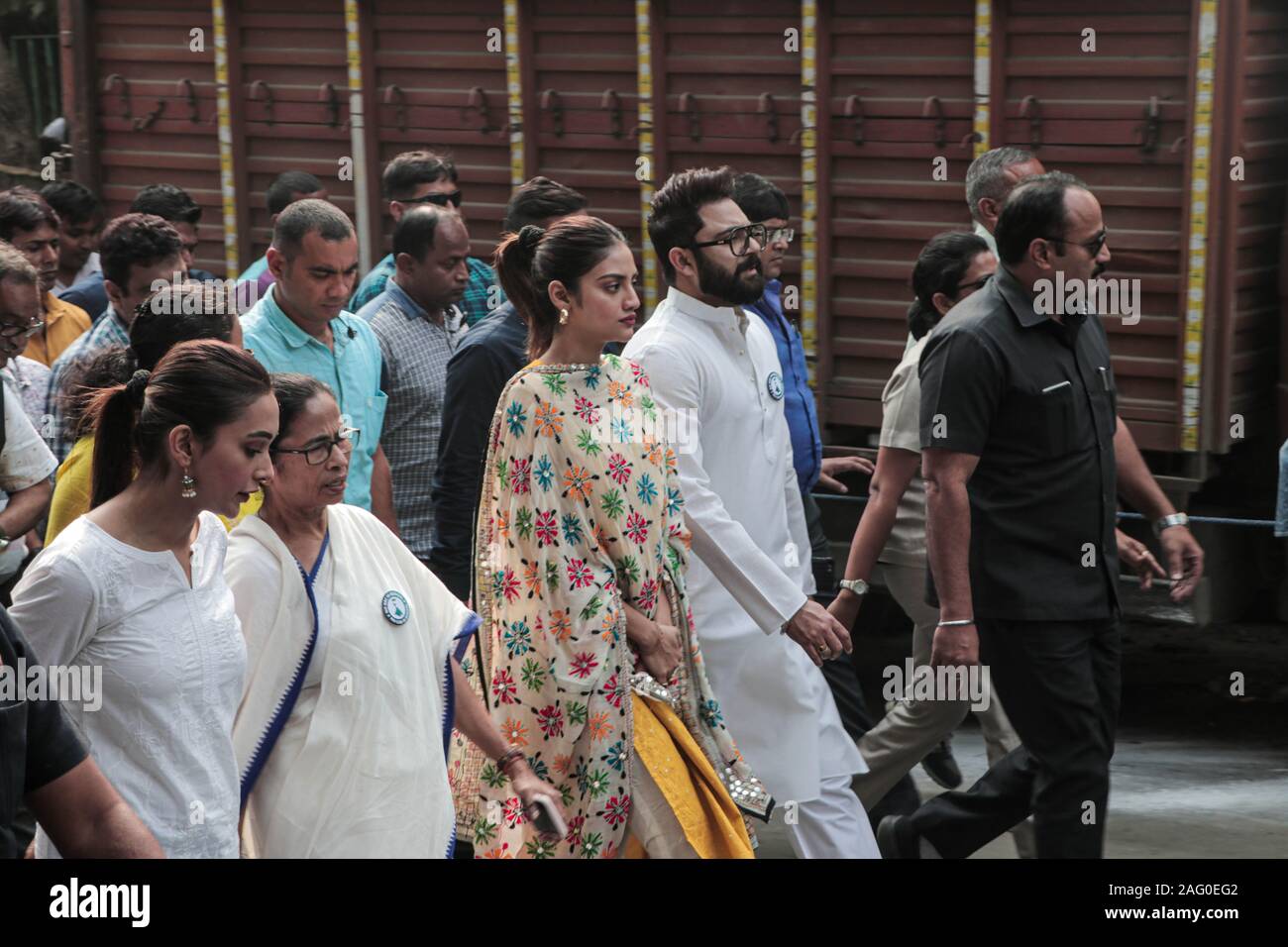 Kolkata, Indien. 17 Dez, 2019. Trinamool Congress (TMC) supremo und West Bengal Chief Minister Mamata Banerjee führte den zweiten von drei Zeitpläne sammelt von jadavpur Lokalität von Kolkata heute. Sie wurde von TMC-Mitglieder des Parlaments Nushrat Jahan und Mimi Chakraborty und Schauspieler Soham verbunden. (Foto von Puja Bhattacharjee/Pacific Press) Quelle: Pacific Press Agency/Alamy leben Nachrichten Stockfoto