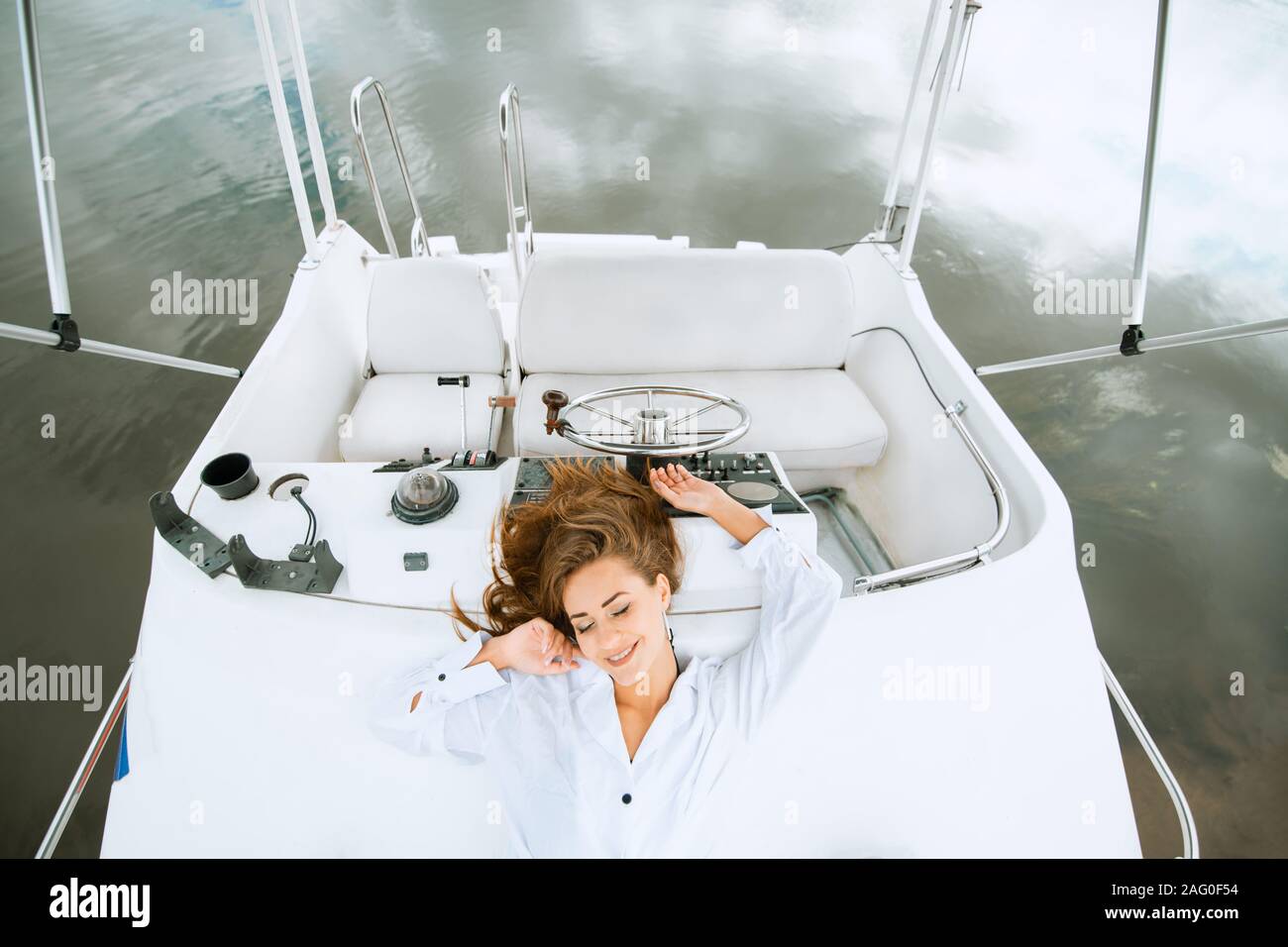 Hübsche Frauen liegen auf Yachtcharter Deck und genießen Entspannung in Meer reisen Stockfoto