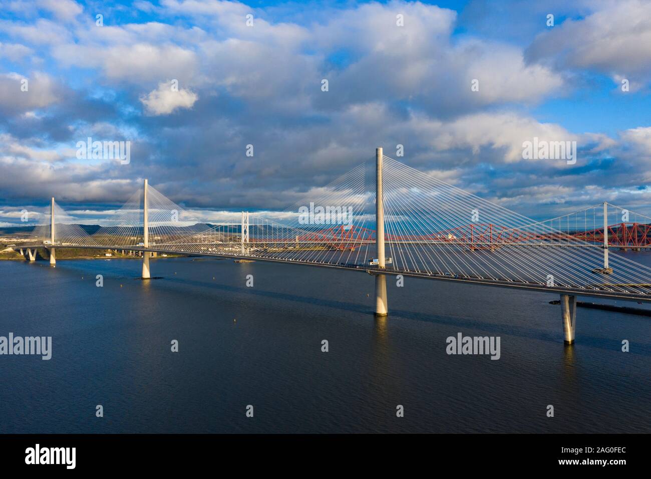 Luftaufnahme des Queensferry Kreuzung Brücke über den Firth-of-Forth River in Schottland, Großbritannien. Stockfoto