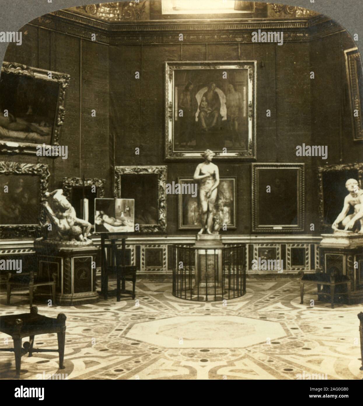 "Ringkämpfer. Venus von Medici und Messerschleifer, Uffizien, Florenz, Italien", c 1909. Die beiden Ringkämpfer, eine 3. Jahrhundert v. Chr. römische Skulptur mit Venus von Medici ein 1.-Jahrhundert v. Chr. Marmor Kopie einer original griechischen Skulptur der Aphrodite und Arrotino auch die Blade-Sharpener, Hellenistisch-römische Skulptur eines Menschen schärfen ein Messer auf einem Schleifstein in den Uffizien. Auf einem Sun Skulptur stereoskop von Underwood&Amp gemacht angesehen werden; Underwood. [Die Rose Stereograph Unternehmen, Melbourne, Sydney, Wellington & Amp; London, c 1909] Stockfoto