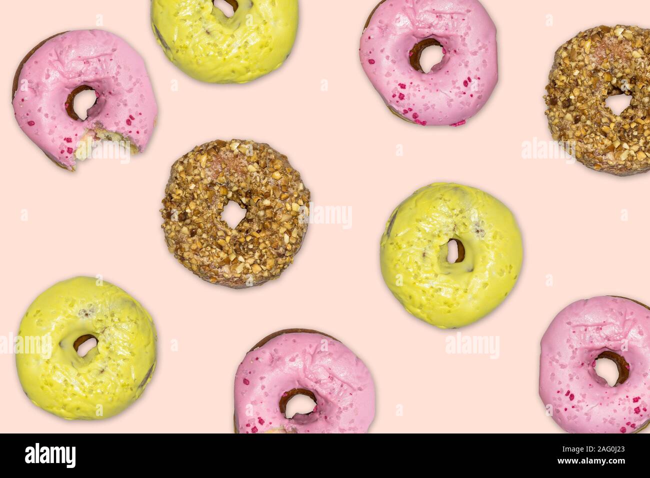 Bunte donuts Fallen gegen die rosa Hintergrund. Stockfoto