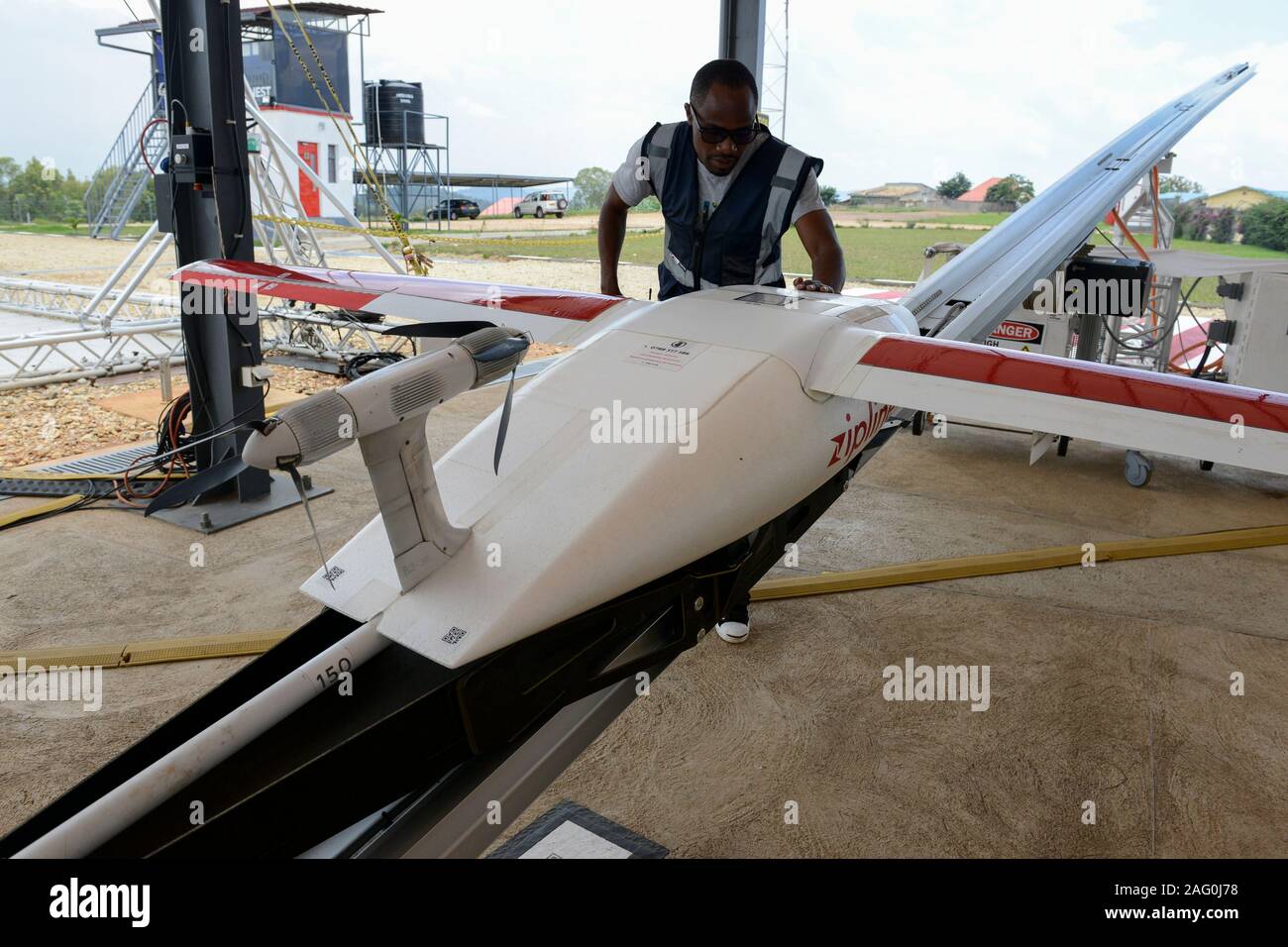 Ruanda, Gitarama, Muhanga, zipline drone Flughafen, zipline ist eine amerikanische Start-up und liefert Blut bewahren und Medikamente mit Batterie Drohne zu ländlichen Gesundheitszentren, die Batterie betriebene Plz 2 können bei einer Höchstgeschwindigkeit rund 79 Meilen pro Stunde fahren, Durchführung von 3,85 Pfund von Ladung und hat eine Reichweite von 160 km Hin- und Rückfahrt, die Lieferung wird durch einen kleinen Fallschirm abgeworfen, Rampe Stockfoto