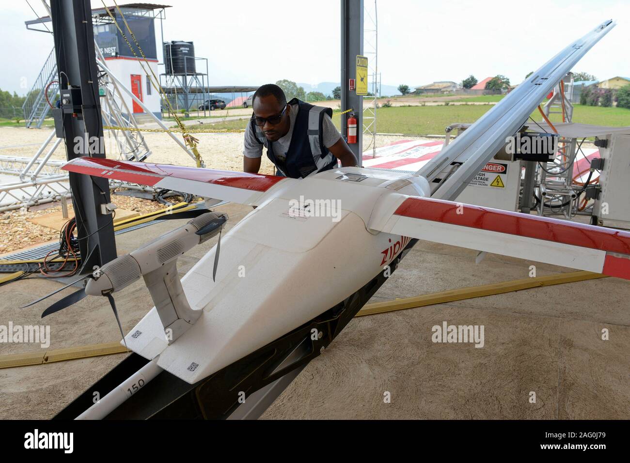 Ruanda, Gitarama, Muhanga, zipline drone Flughafen, zipline ist eine amerikanische Start-up und liefert Blut bewahren und Medikamente mit Batterie Drohne zu ländlichen Gesundheitszentren, die Batterie betriebene Plz 2 können bei einer Höchstgeschwindigkeit rund 79 Meilen pro Stunde fahren, Durchführung von 3,85 Pfund von Ladung und hat eine Reichweite von 160 km Hin- und Rückfahrt, die Lieferung wird durch einen kleinen Fallschirm abgeworfen, Rampe Stockfoto