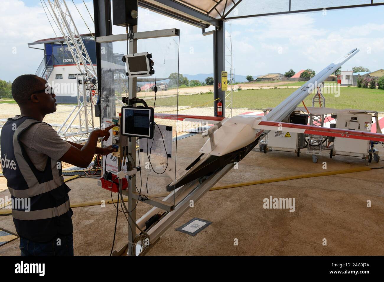 Ruanda, Gitarama, Muhanga, zipline drone Flughafen, zipline ist eine amerikanische Start-up und liefert Blut bewahren und Medikamente mit Batterie Drohne zu ländlichen Gesundheitszentren, die Batterie betriebene Plz 2 können bei einer Höchstgeschwindigkeit rund 79 Meilen pro Stunde fahren, Durchführung von 3,85 Pfund von Ladung und hat eine Reichweite von 160 km Hin- und Rückfahrt, die Lieferung wird durch einen kleinen Fallschirm abgeworfen, Rampe Stockfoto