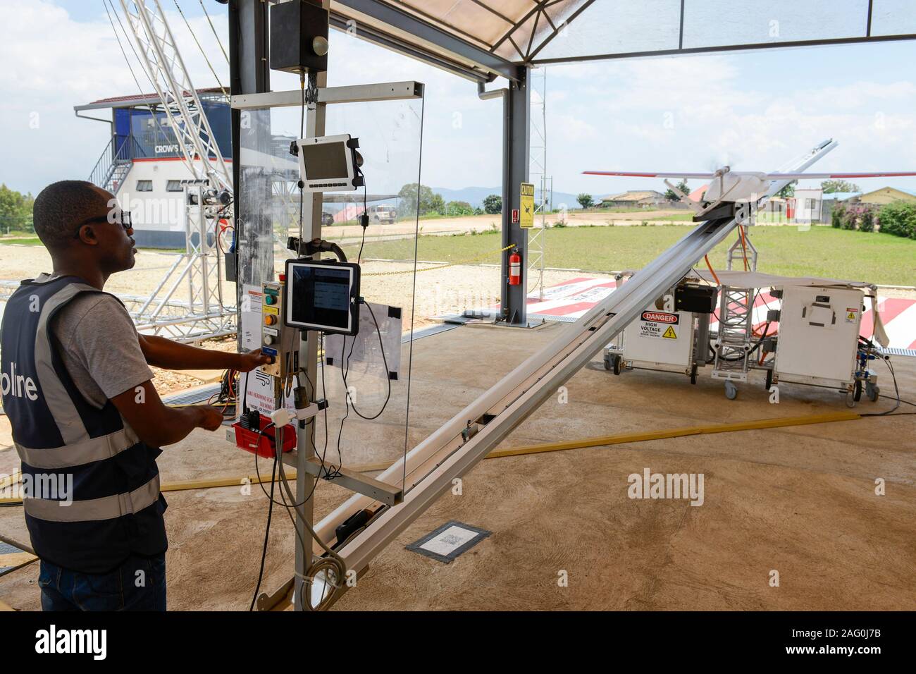 Ruanda, Gitarama, Muhanga, zipline drone Flughafen, zipline ist eine amerikanische Start-up und liefert Blut bewahren und Medikamente mit Batterie Drohne zu ländlichen Gesundheitszentren, die Batterie betriebene Plz 2 können bei einer Höchstgeschwindigkeit rund 79 Meilen pro Stunde fahren, Durchführung von 3,85 Pfund von Ladung und hat eine Reichweite von 160 km Hin- und Rückfahrt, die Lieferung wird durch einen kleinen Fallschirm abgeworfen, Rampe Stockfoto