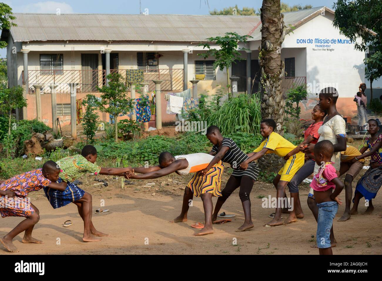 TOGO, Tohoun, Waisenhaus, Mädchen spielen Hand ziehen / Waisenhaus ORPHELINAT JEAN PAUL II von den Schwestern Soeurs de Notre Dame de Nazareth, Maedchen spielen "ohne Tau'ziehen Stockfoto