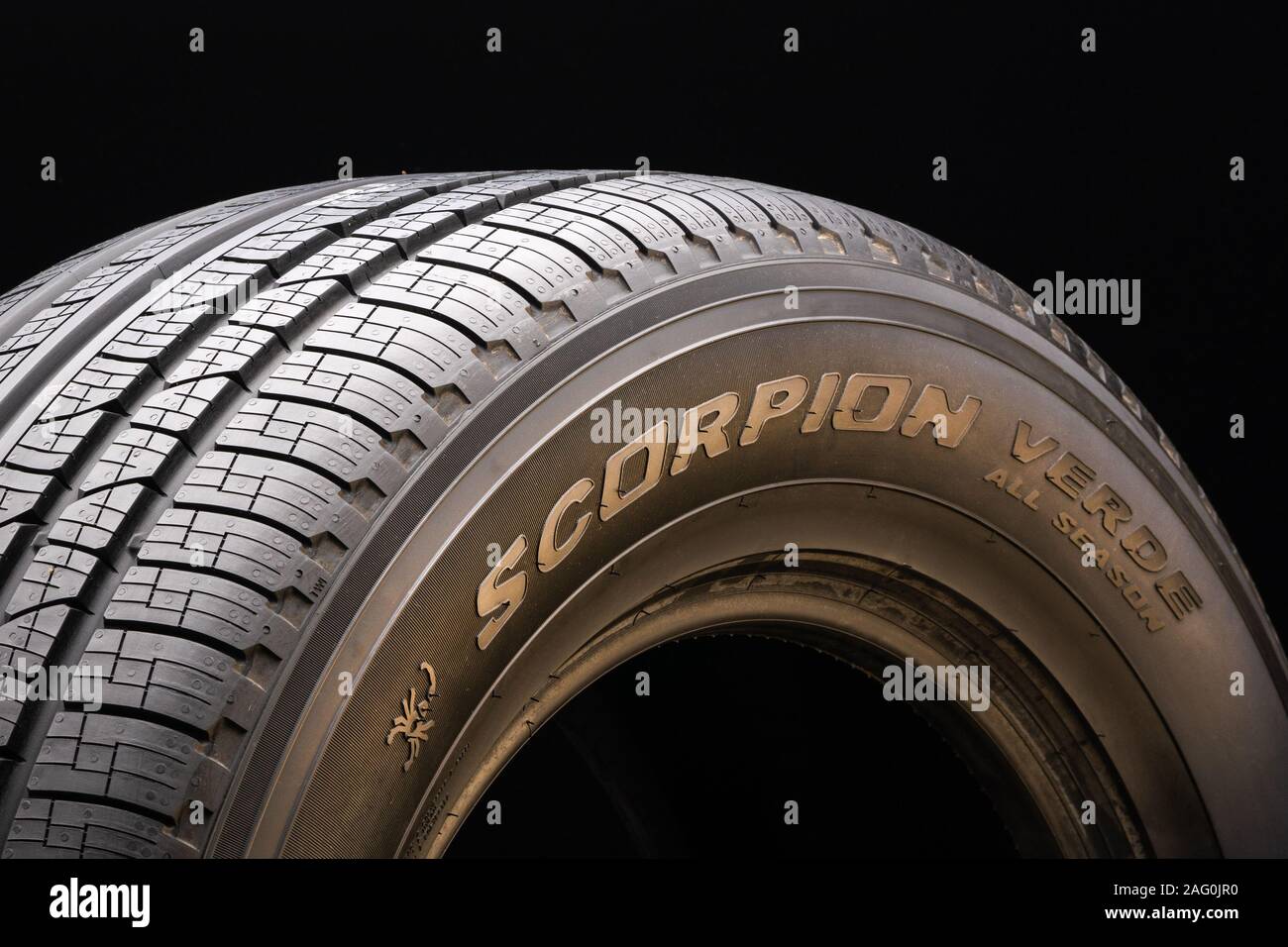 Krasnojarsk 15 Dezember 2019: Neue Ganzjahresreifen, Sommer und Winter, Pirelli scorpion Verde. Stockfoto