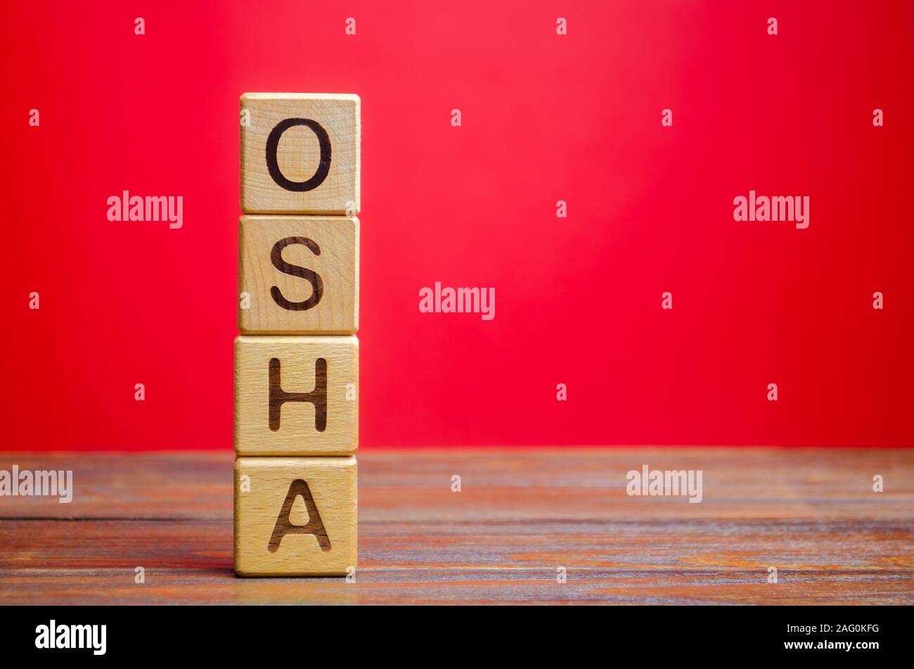 Holzblöcke mit dem Wort OSHA-Behörde für Sicherheit und Gesundheitsschutz am Arbeitsplatz. Stockfoto