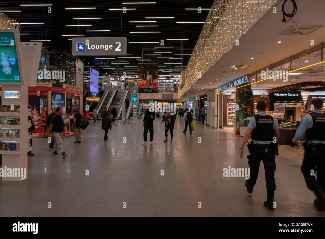 Shopping Mall, hinter den Toren der Flughafen Schiphol Niederlande 2019 Stockfoto