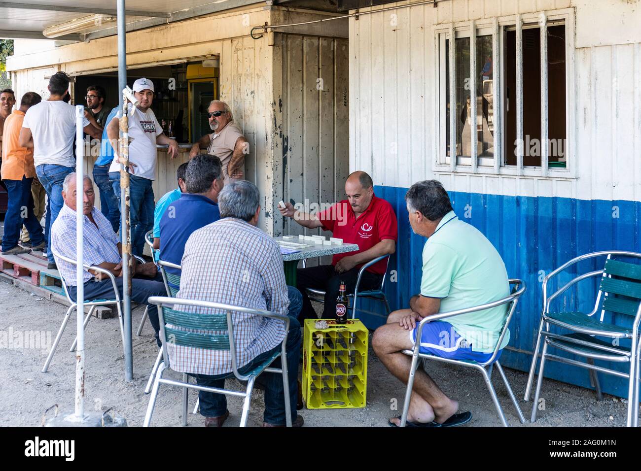 Die Einheimischen spielen Domino in einem behelfsmäßigen Bar neben der Straße. Nationalpark Peneda-Gerês, Parque Nacional da Peneda-Gerês, Stockfoto