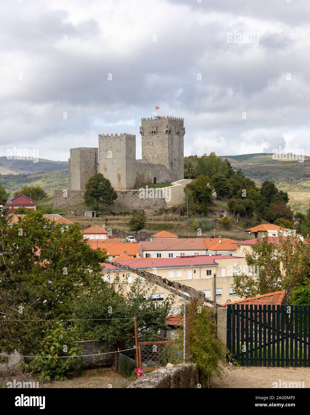 Nationalpark Peneda-Gerês, Parque Nacional da Peneda-Gerês. Die Burg mit Blick auf die kleine Stadt am Montelegra, Portugal. Stockfoto