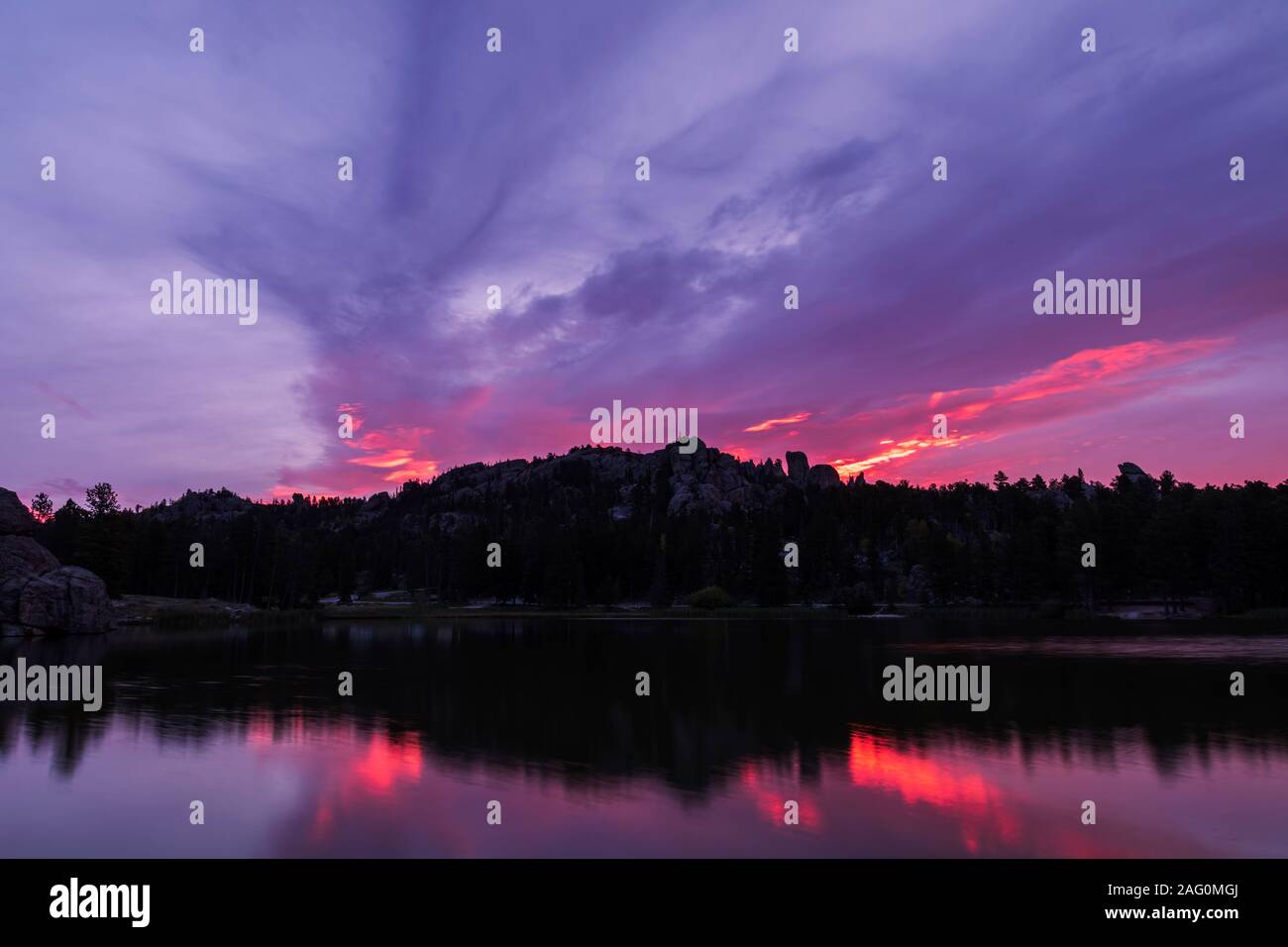 Sylvan Lake bei Sonnenaufgang im Custer State Park, South Dakota Stockfoto
