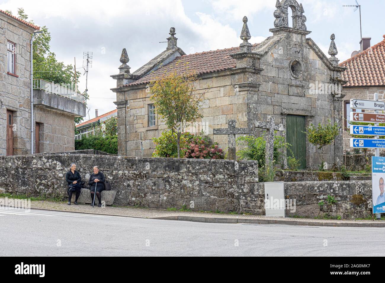 Nationalpark Peneda-Gerês, Parque Nacional da Peneda-Gerês. Aus Stein gebaute Kapelle am Montelegra. Stockfoto