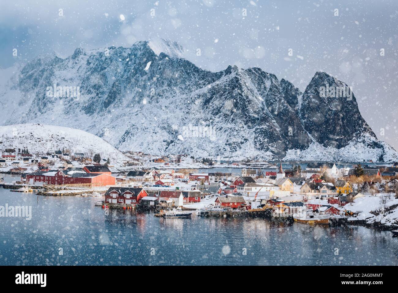 Reine, Lofoten, Norwegen. Schneite Landschaft Stockfoto