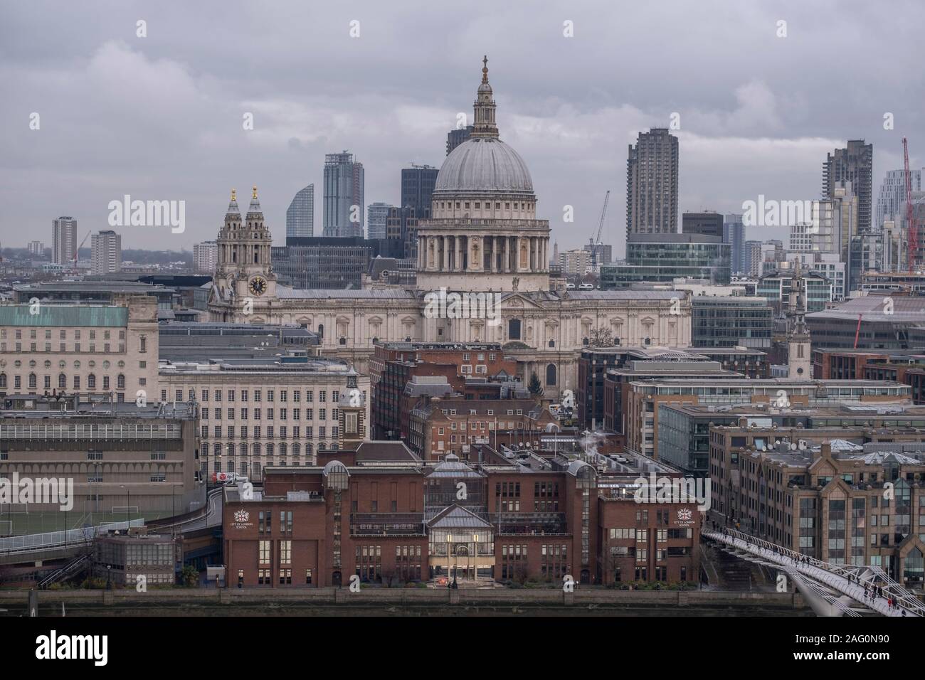 Stadt London, UK. 17. November 2019. Graue Wolken über der Kuppel der St. Pauls Kathedrale mit dem Millennium Fußgängerbrücke in den Vordergrund. Credit: Malcolm Park/Alamy. Stockfoto