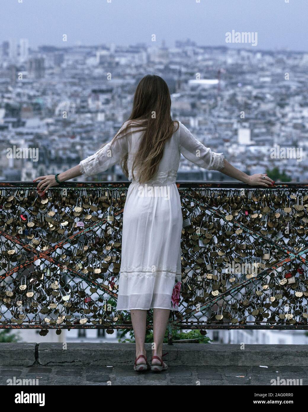 Reisen Mädchen beobachten Paris Panorama und Ihren Urlaub genießen. Stockfoto