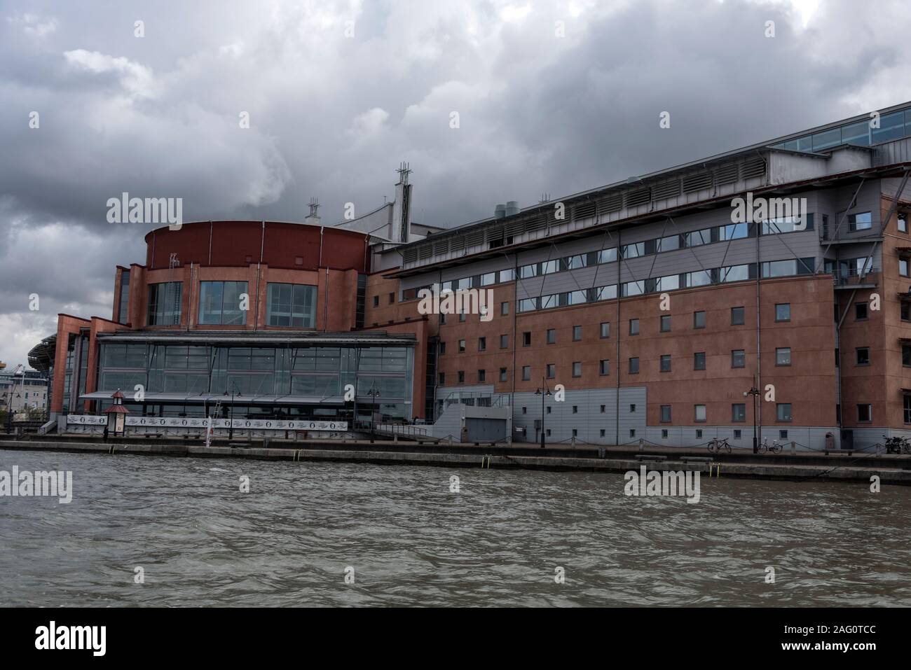 Goteborgesoperan (Göteborg Opera House) bei Lilla Bommen, vor denen die Gota alv River in Göteborg, Schweden. Stockfoto