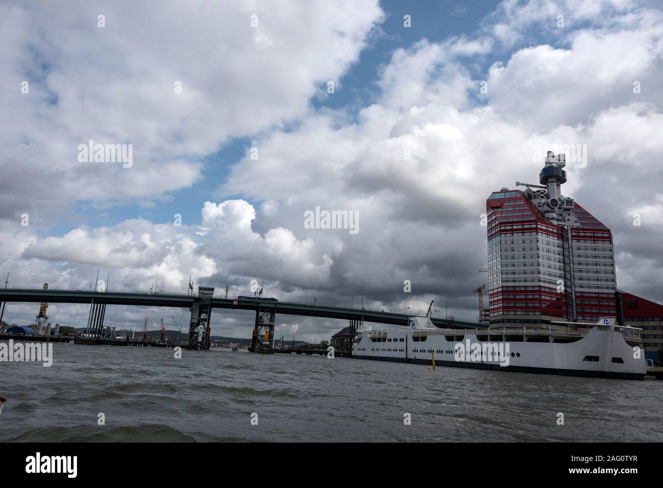 Skyline von Lilla Bommen, Teil des Hafens auf der Gota alv River in Göteborg, die zweitgrößte Stadt nach Stockholm in Schweden. Die roten und weißen ta Stockfoto