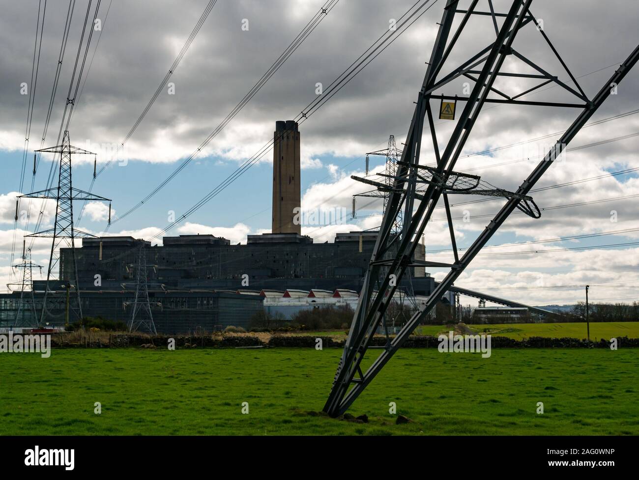 Silhouette des Kohlekraftwerks Longannet, jetzt abgerissen, Firth of Forth in der Nähe von Kincardine, Schottland, Großbritannien, mit Strommasten und Kabeln Stockfoto