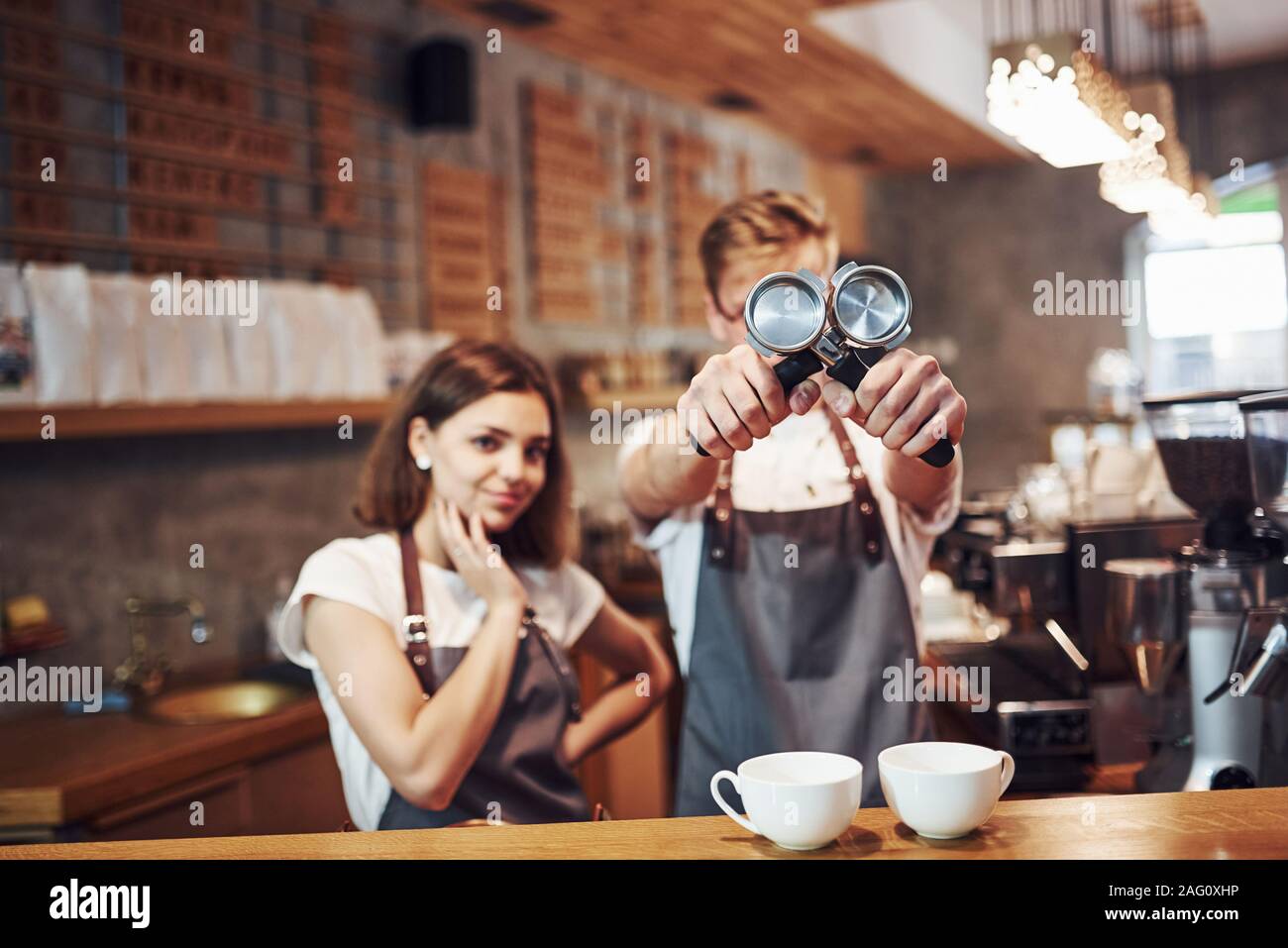 Vorderansicht. Zwei junge cafe Arbeitnehmer im Innenbereich. Konzeption von Business und Service Stockfoto