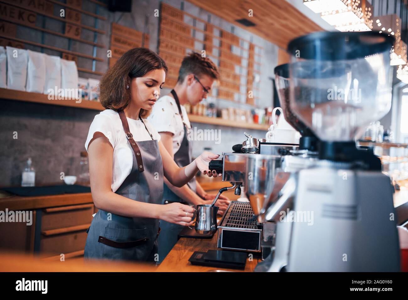 Zusammen zu arbeiten. Zwei junge cafe Mitarbeiter im Innenbereich. Konzeption von Business und Service Stockfoto