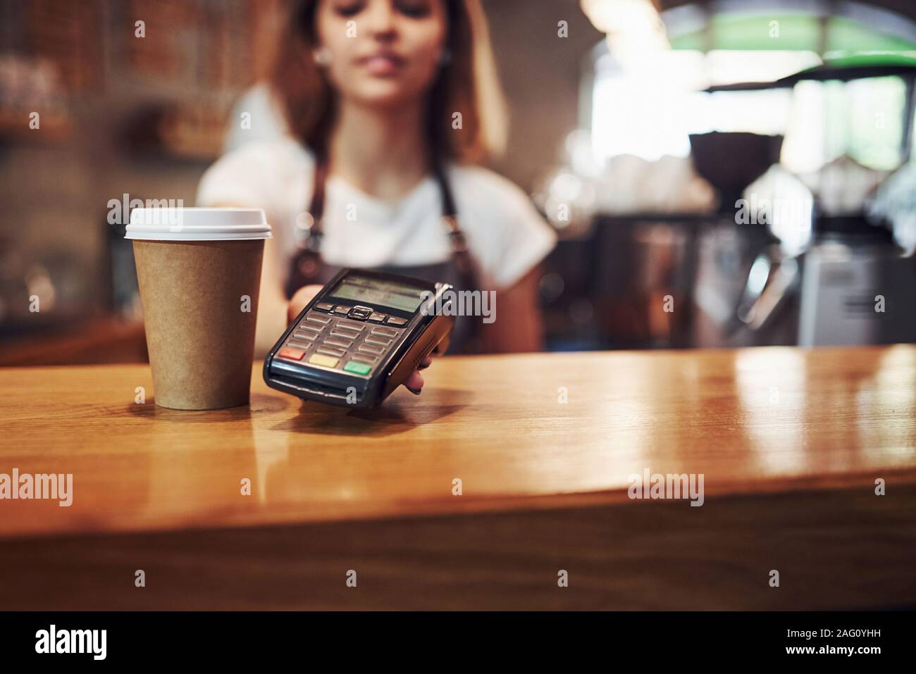 Gerät für die Zahlung. Junge weibliche cafe Arbeiter im Innenbereich. Konzeption von Business und Service Stockfoto