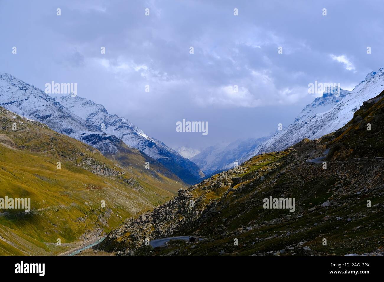 Schöne Sicht auf die Berge, bedeckt mit grünen und schneebedeckte Berge, zwischen denen der Fluss fließt und windet sich die Straße. Reisen und Trekking Stockfoto
