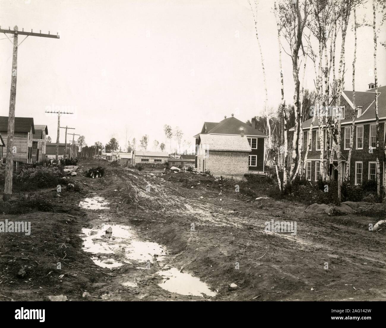 Im frühen 20. Jahrhundert vintage Pressefoto-Straße in der Stadt von Rouyn-Noranda c 1920. Rouyn-Noranda ist eine Stadt auf osisko See in der Region Abitibi-Témiscamingue von Quebec, Kanada Stockfoto