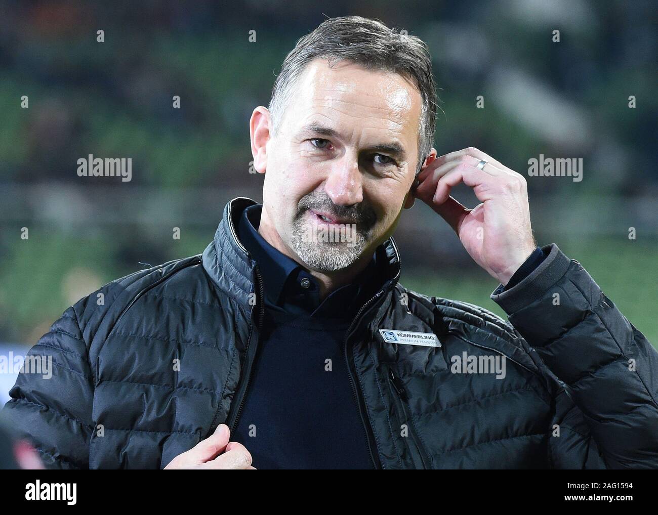 Bremen, Deutschland. 17 Dez, 2019. Fussball: Bundesliga, Werder Bremen - 1.FSV Mainz 05, 16. Spieltag. Mainz Trainer Achim Beierlorzer gibt ein Interview vor dem Spiel. Quelle: Carmen Jaspersen/dpa - WICHTIGER HINWEIS: In Übereinstimmung mit den Anforderungen der DFL Deutsche Fußball Liga oder der DFB Deutscher Fußball-Bund ist es untersagt, zu verwenden oder verwendet Fotos im Stadion und/oder das Spiel in Form von Bildern und/oder Videos - wie Foto Sequenzen getroffen haben./dpa/Alamy leben Nachrichten Stockfoto