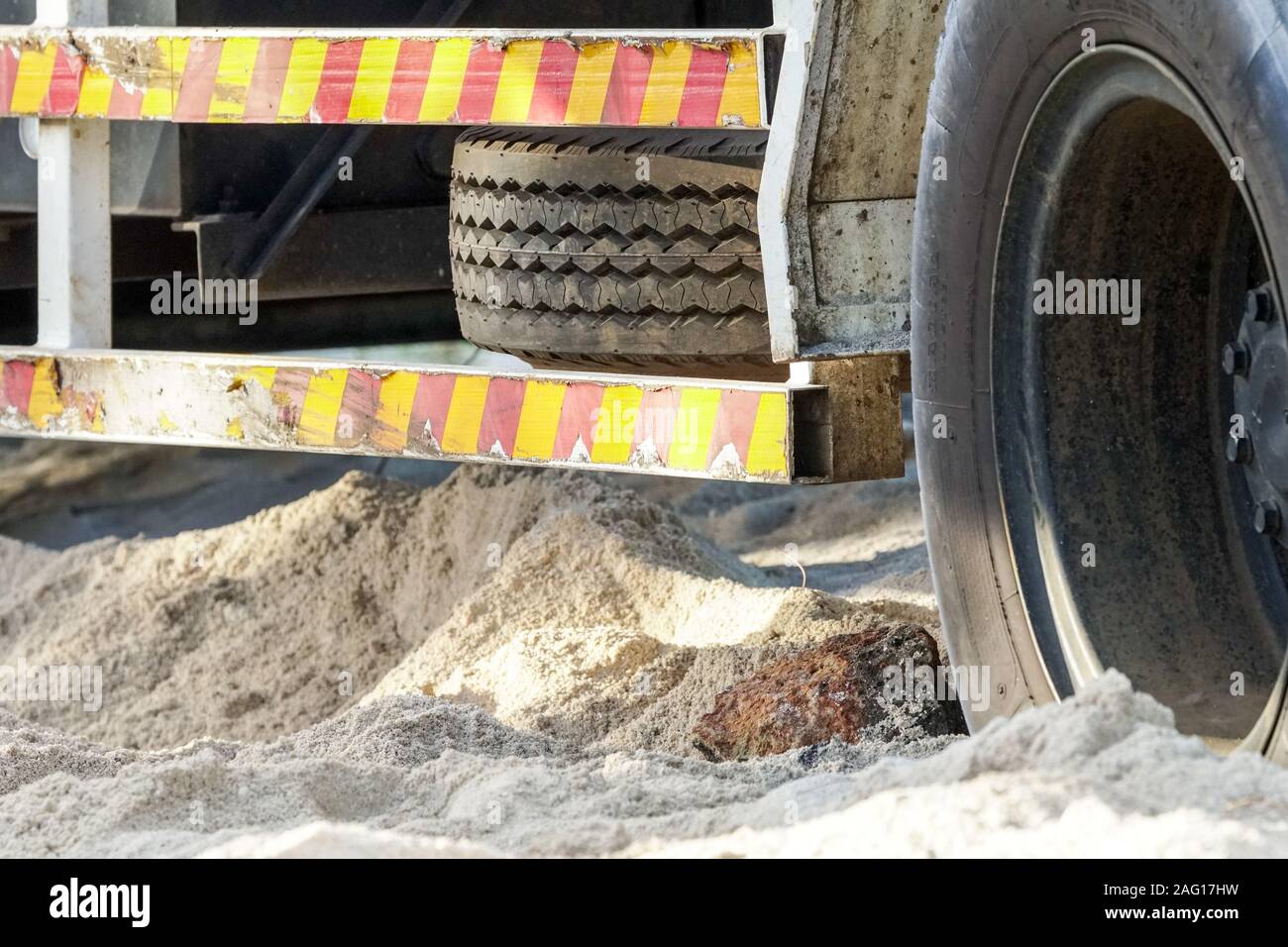Lkw, Lastwagen, Fahrzeug gestellt oder in Sand mit einem Stein vor dem Rad vorbereiten, es unstuck zu unterstützen klemmt Stockfoto