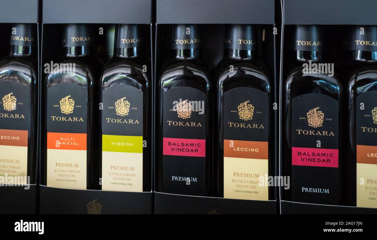 Box Sets von Premium extra natives Olivenöl und Balsamico-essig von einem top Wein und Olivenöl immobilien, Tokara, Cape Town, Südafrika Stockfoto