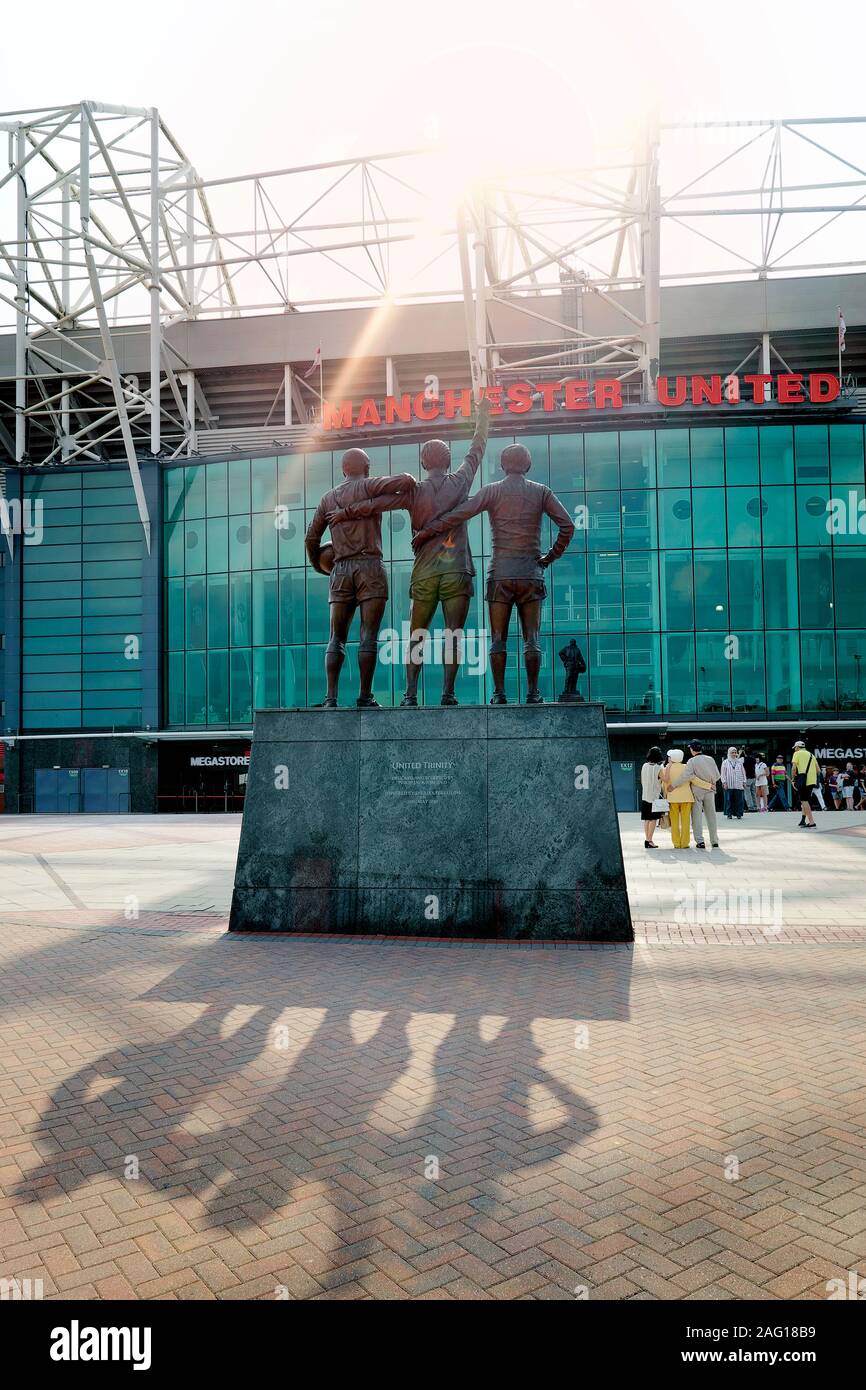 Old Trafford Stadion & Heilige Dreifaltigkeit/United Dreieinigkeit/Dreifaltigkeit drei Statue, Manchester United Football Club, Manchester, England, Vereinigtes Königreich Stockfoto