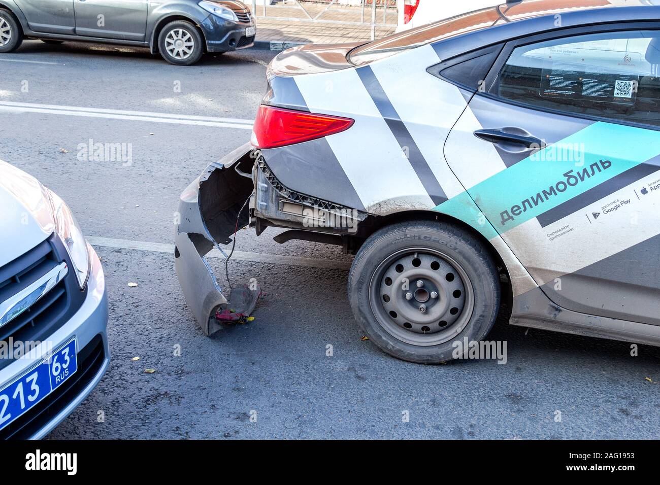 Samara, Russland - 5. Oktober 2019: Car-sharing-Auto in einen Unfall abgestürzt. Beschädigte Car-Sharing-Auto. Auto Service pro Minute Mietwagen 'elimobil' Stockfoto