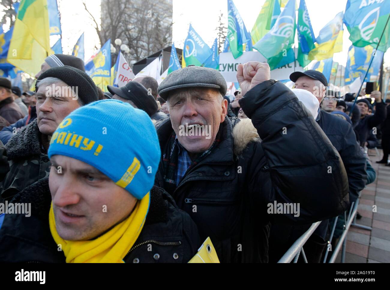 Die Demonstranten skandieren Parolen während des Protestes gegen eine Öffnung des Landes Markt in Kiew die Ukrainische Parlament plant, die Rechnung über die Öffnung des Marktes in der zweiten Lesung diese Woche zu betrachten. Im September 2019 das Kabinett hat den Entwurf eines Gesetzes über die landwirtschaftlichen Flächen Markt vorgelegt und das Parlament zu berücksichtigen. Am 13. November 2019 das Ukrainische Parlament in der ersten Lesung für den Gesetzentwurf, der die Aufhebung des Moratoriums für den Verkauf von Grundstücken in der Ukraine und führt das Land seit 2020, wie lokale Medien berichteten. Stockfoto