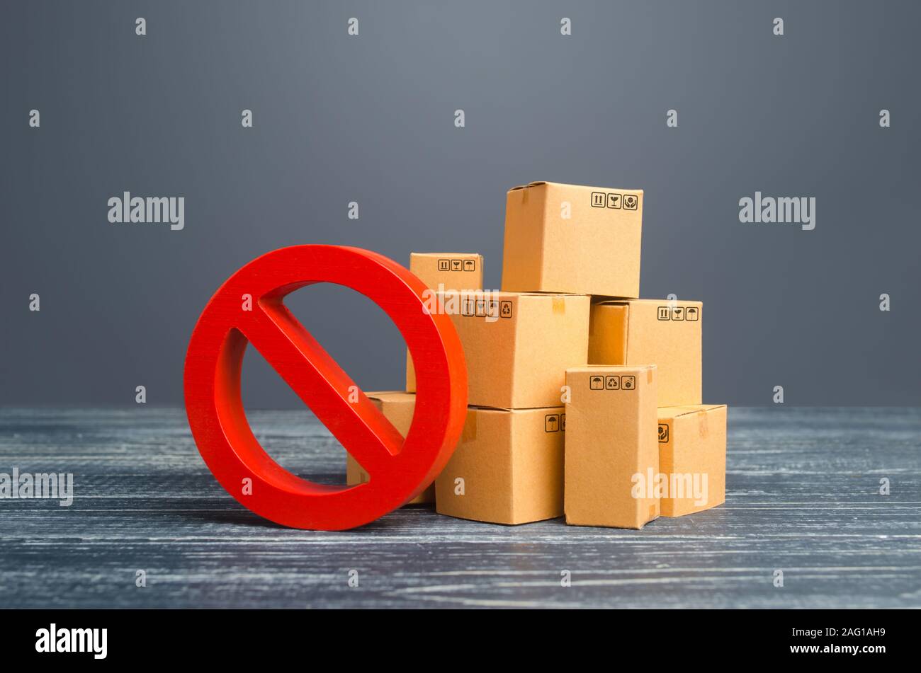 Kartons und rotes Verbotssymbol Nr. Beschränkung der Einfuhr, Verbot für den Export von Dual-use-Gütern in Länder, die unter Sanktionen. Nicht auf Lager. Emba Stockfoto