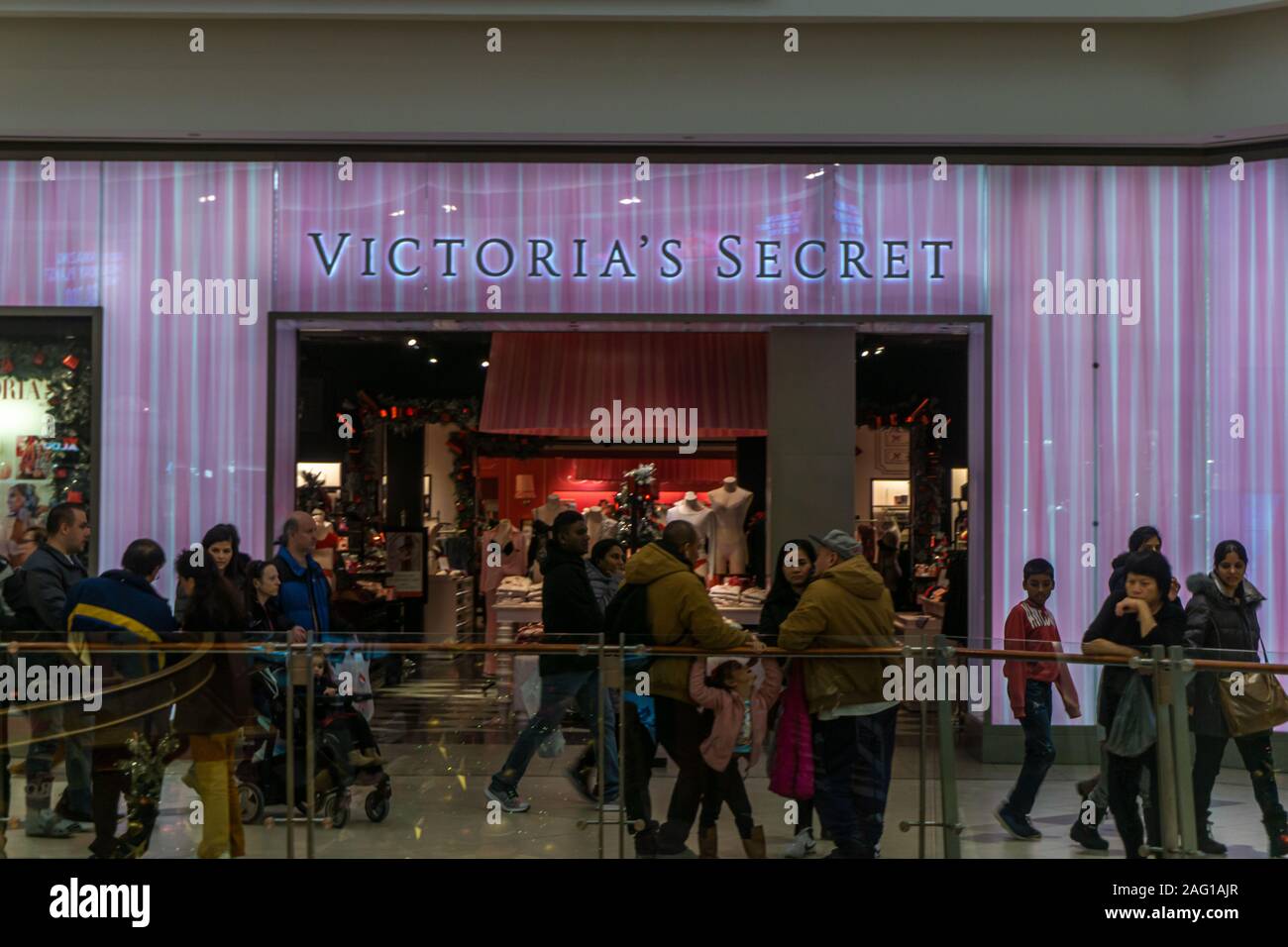 Scarborough Town Centre, Toronto, Kanada, Dezember 2019 - Menschen gehen vor einer 'Victoria's Secret' speichern Stockfoto