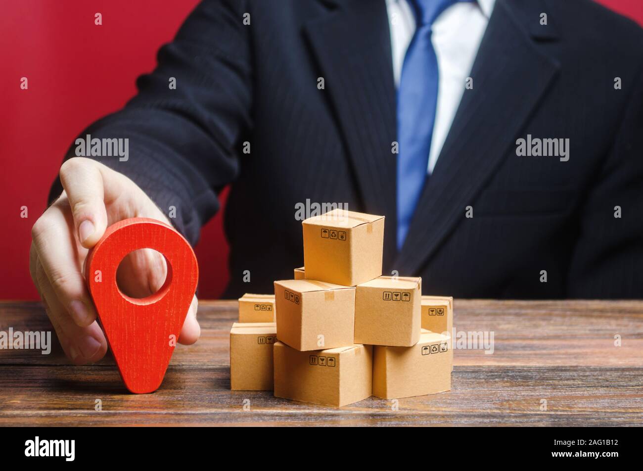 Ein Geschäftsmann setzt ein Ziel für die Lieferung von Waren. Verteilung, Fracht Transport Versand. Logistik und Lagerhaltung. Globale markt- und Bu Stockfoto