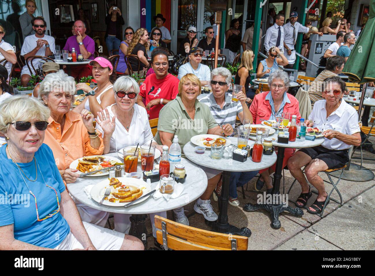 Miami Beach, Florida, Ocean Drive, Außenterrasse mit Tischen, Abendessen, Erwachsene, Frau, Frau, Tisch, Besucher reisen Stockfoto