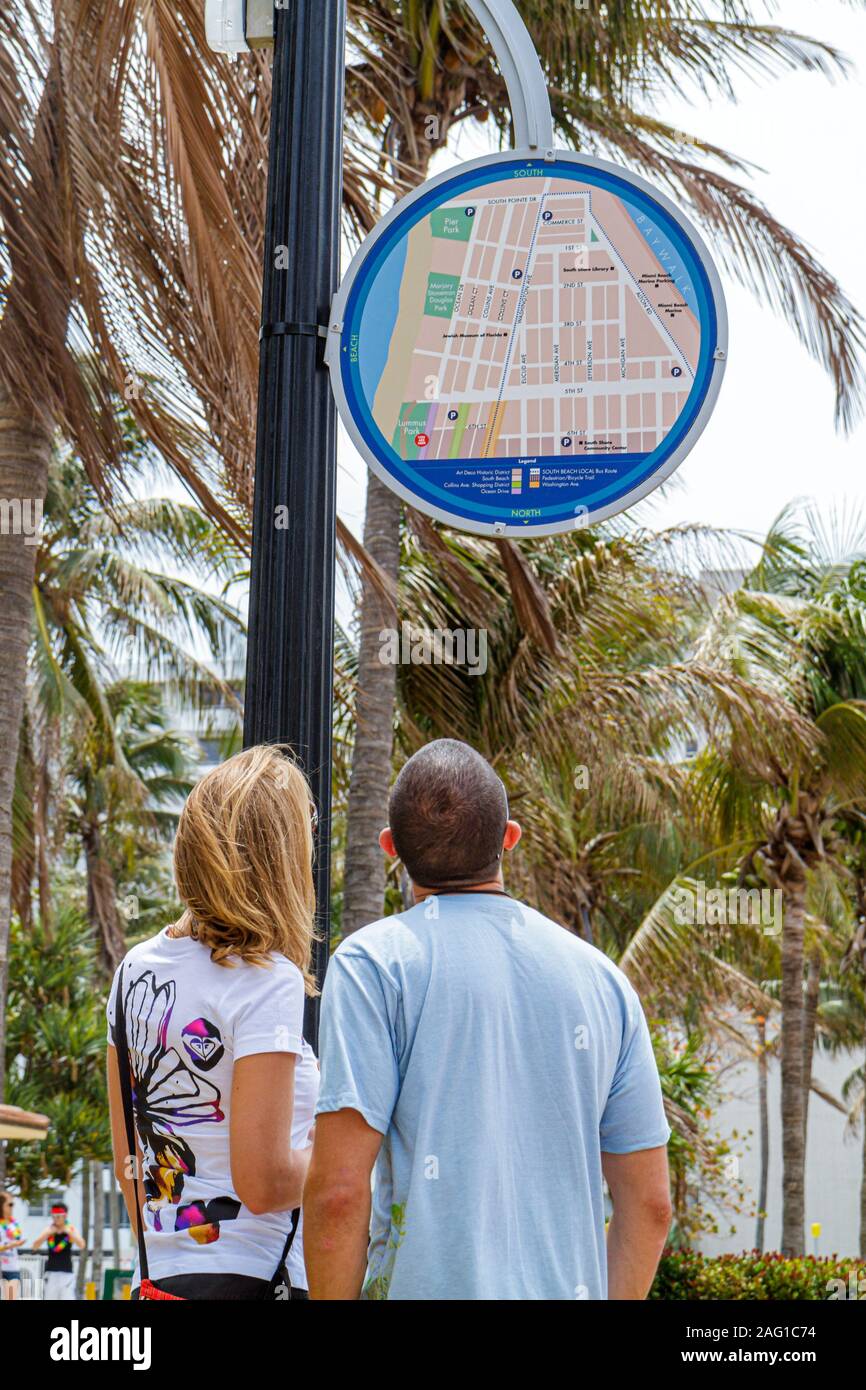 Miami Beach Florida, Ocean Drive, Schild, Karte, Informationen, Mann Männer männlich, Frau weibliche Frauen, Paar, FL100419064 Stockfoto