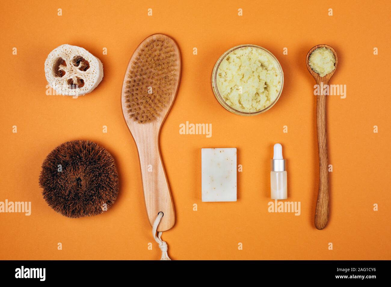 Natürliche null Abfall Kosmetik auf orangem Hintergrund. Flach Stil Stockfoto