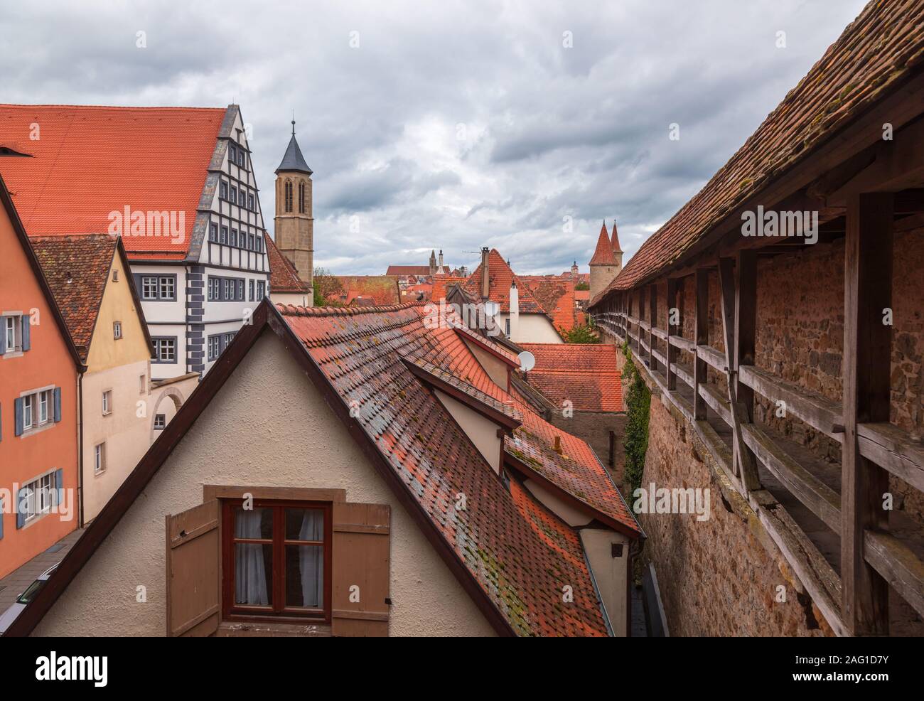 Mittelalterliche Häuser mit roten Ziegeldach Rothenburg o.d. Tauber Altstadt ab Stadtmauer Korridor gesehen. Rothenburg ist eine der beliebtesten Reisen Stockfoto