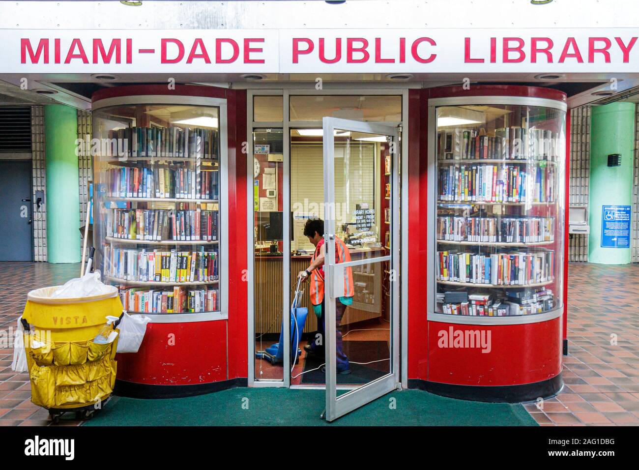 Miami Florida, Civic Center Metrorail Station, öffentliche Bibliothek, Reinigungsfrau, Frauen, FL100419127 Stockfoto