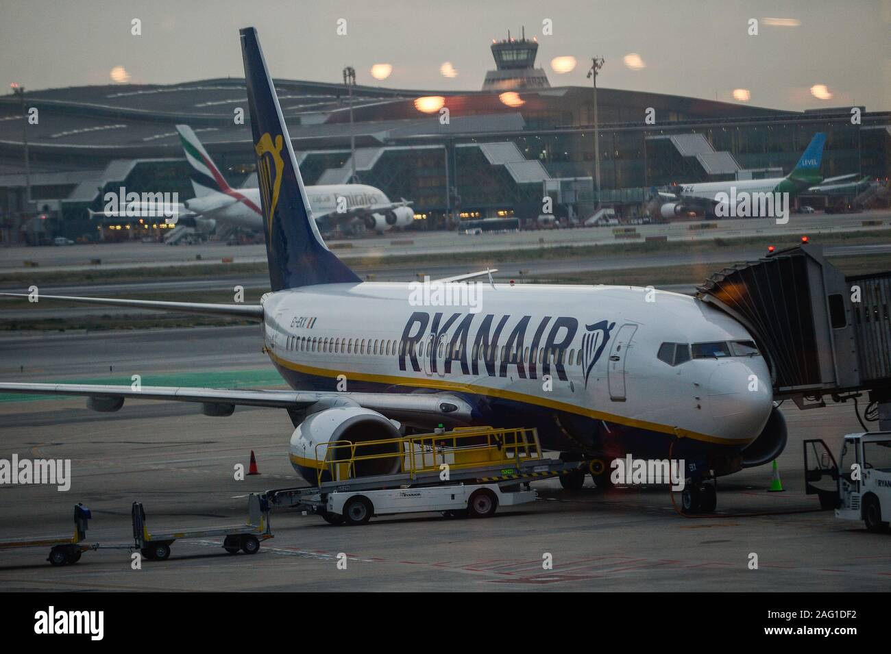 Die irische Billigfluglinie Ryanair Boeing 737-800 Flugzeuge am internationalen Flughafen von Barcelona. Stockfoto